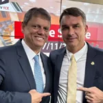 Flávio Bolsonaro transfere QG para SP e se aproxima de Tarcísio