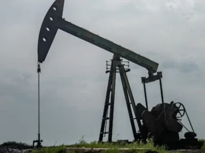 Brent atinge US$ 100 com conflito no Mar Vermelho