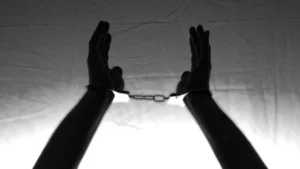 Jovem é preso após ferir três familiares com garrafa em Ceilândia