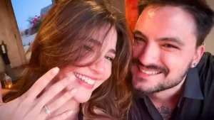 Felipe Neto tira anel da cueca e pede namorada em casamento na Grécia