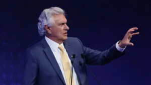 Caiado compara Lula a Flávio: 'O rei protege o príncipe