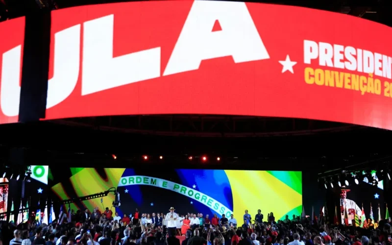 Vermelho, onça e chapéu Panamá marcam convenção de Lula