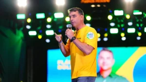 Flávio diz que aceitará resultado e critica TSE de 2022