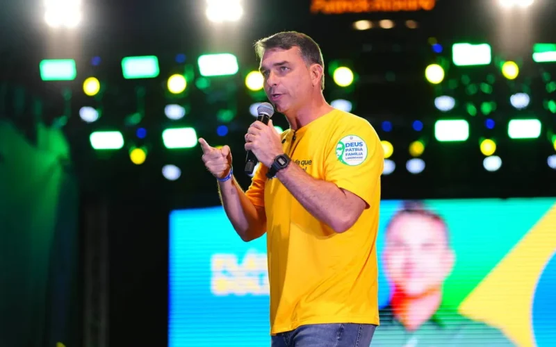 Flávio diz que aceitará resultado e critica TSE de 2022