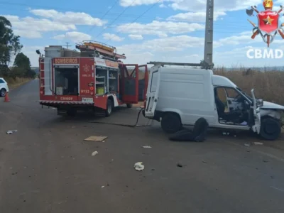 Acidente com carro e Fiorino deixa 4 feridos na DF-440