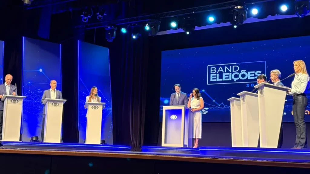 Debate no DF: adversários unem forças contra Celina Leão