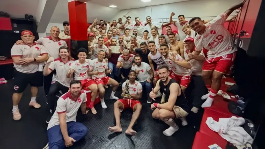 Vila Nova vence clássico e se recupera na Série B